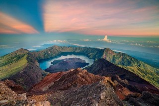 火山视频:2024澳门正版资料免费大全-看见云海中修南天门