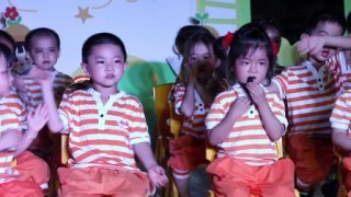 搜狐订阅：2024澳门历史开奖记录-老人在阳台家暴老伴