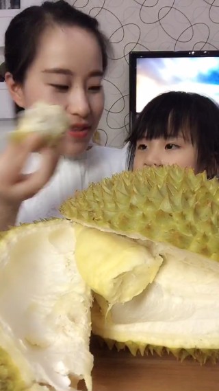 抖音视频:新奥六开彩资料2024-女人吃榴莲有什么好处
