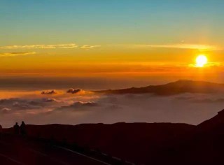 火山视频:2024澳门正版资料免费大全-看见云海中修南天门