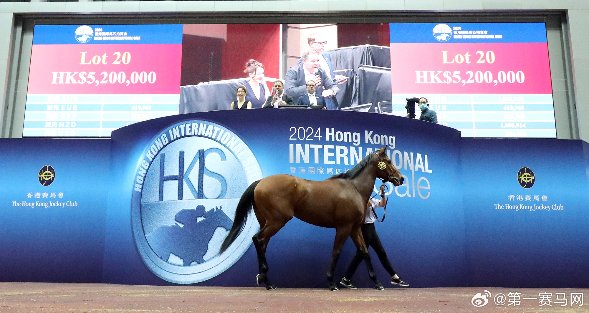 微博订阅:2024香港内部正版大全-奔驰车主棍击女骑手