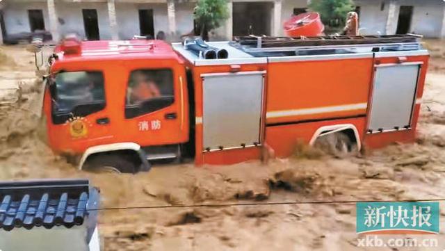 抖音视频:澳门资料免费大全-洪水中坐消防车出嫁