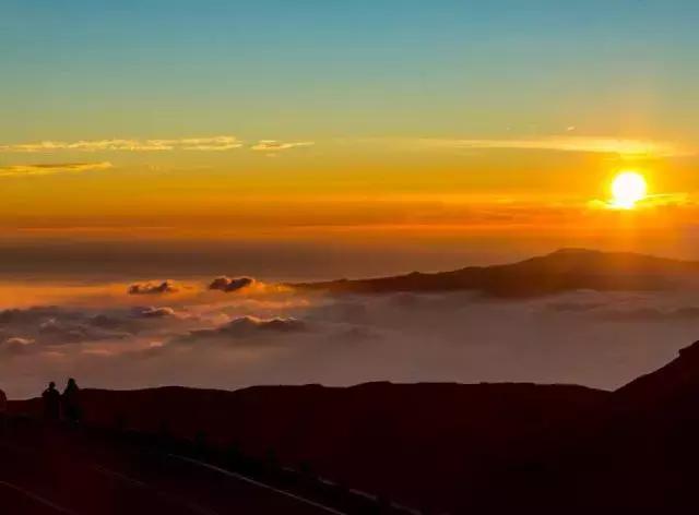 火山视频:2024澳门正版资料免费大全-看见云海中修南天门
