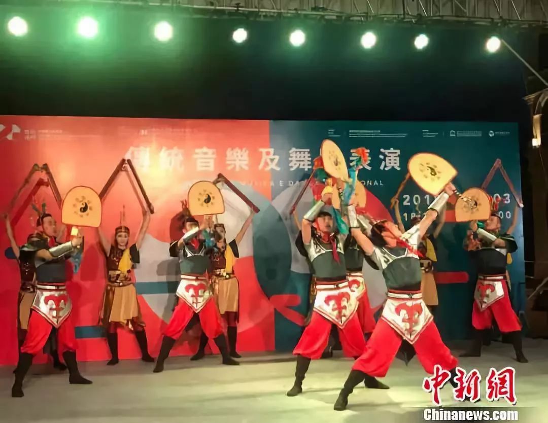 中新网:澳门金牛版正版资料大全免费-毕业拨穗带光板合影