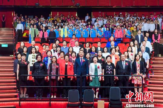 中新网:澳门金牛版正版资料大全免费-毕业拨穗带光板合影